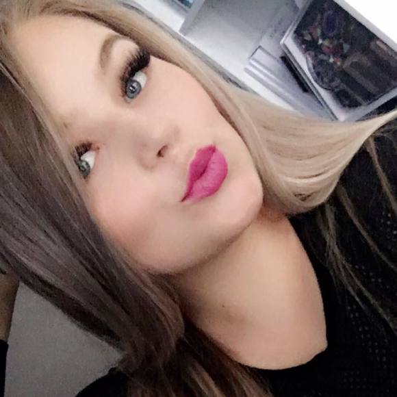 Meet your Posher, Emily - Picture 1 of 1